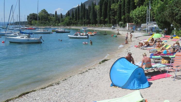 Una spiaggia del Garda: regole nuove per la riscossione dei canoni demaniali extraportuali