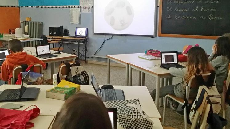 Gli alunni della terza elementare di Veronella mentre fanno lezione in classe con il tablet