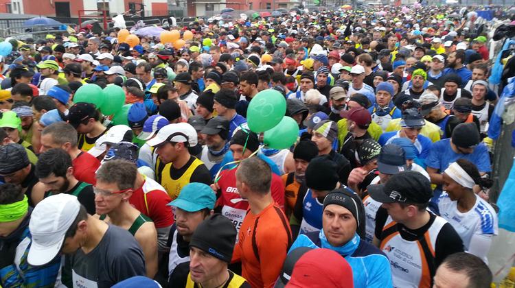 Folla di partecipanti alla maratona (foto Marchiori)
