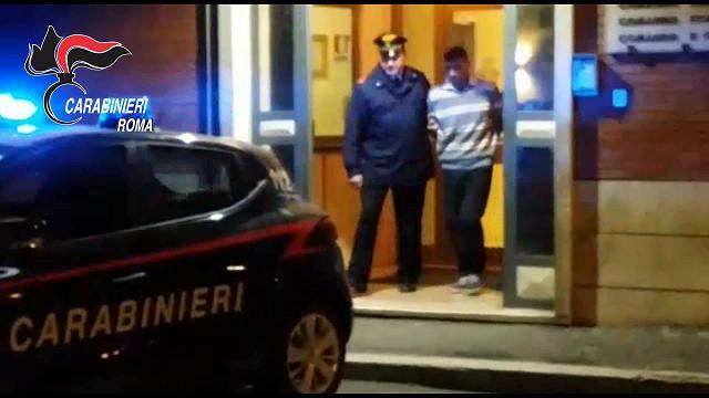 L'arresto di Catalin Ciobanu, che esce dalla caserma dei carabinieri