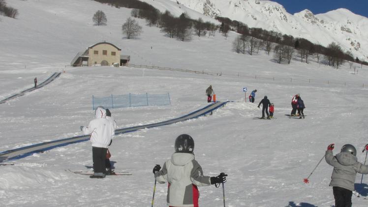 Bambini sulle piste di sci di Novezza