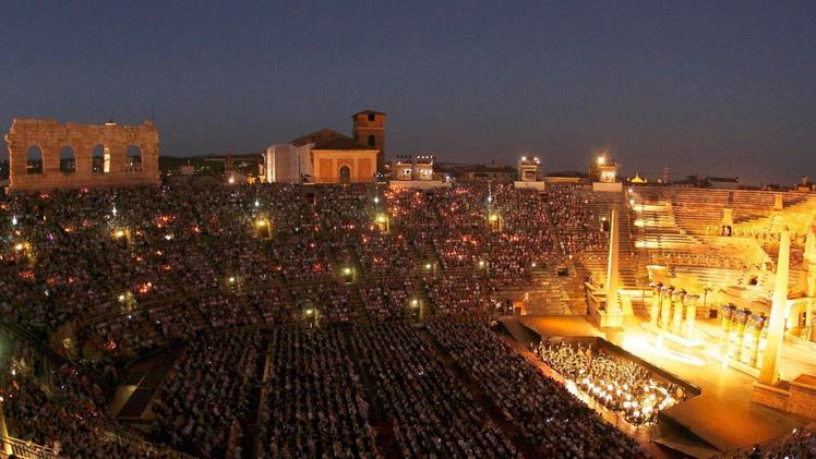 Una suggestiva immagine dell’Arena gremita per una serata di Aida: l’indotto per la città è enorme