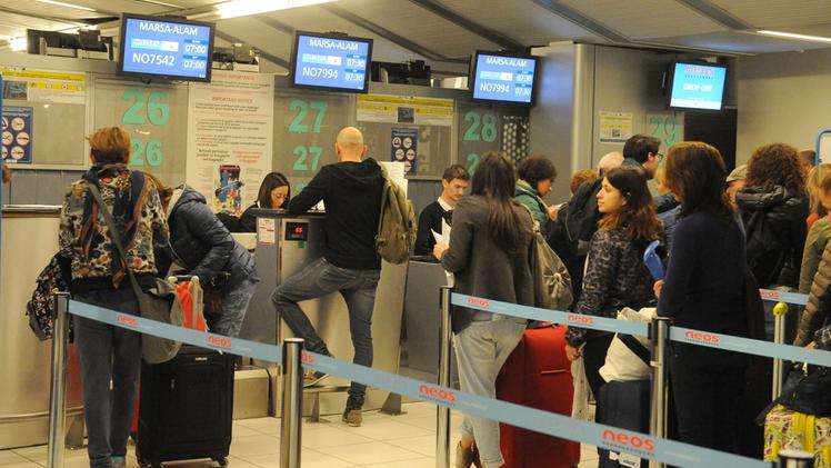 Passeggeri si imbarcano all’aeroporto Catullo. I dati di dicembre gennaio e febbraio sono positivi