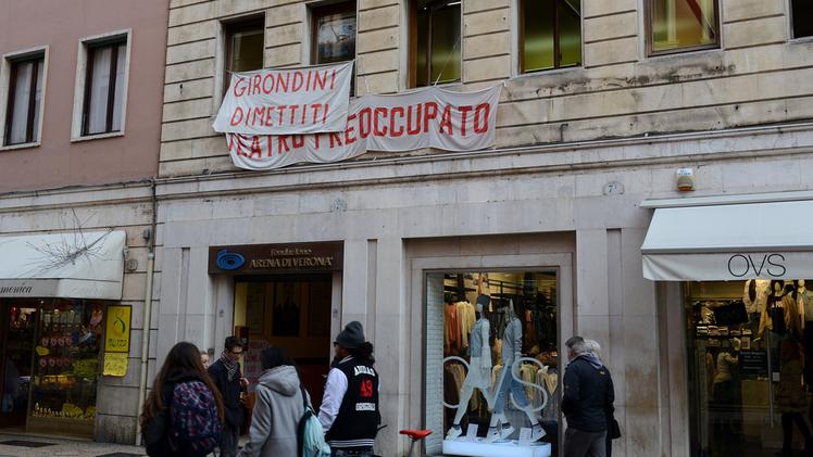 Striscioni alle finestre della Fondazione Arena in via Roma, occupata da metà novembre FOTO MARCHIORI