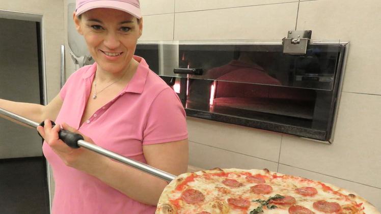 Mara Bresciani con una delle sue «creazioni», una pizza con ingredienti doc FOTO AMATO