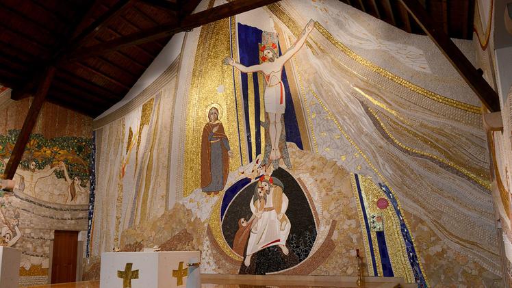 Il grande mosaico dedicato al Mistero della redenzione nella chiesa delle suore Orsoline nella Casa Madre di via Muro Padri. Rupnik e i suoi allievi l’hanno realizzato nel 2006 FOTO MARCHIORI