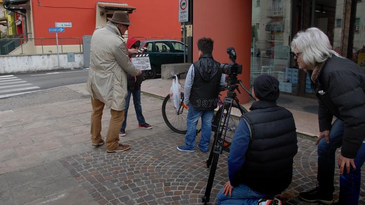 I due giovanissimi attori davanti alla macchina da presa durante il ciak nella via principale di MozzecaneIl regista Alberto Moroni con il sindaco Tomas Piccinini FOTO PECORA