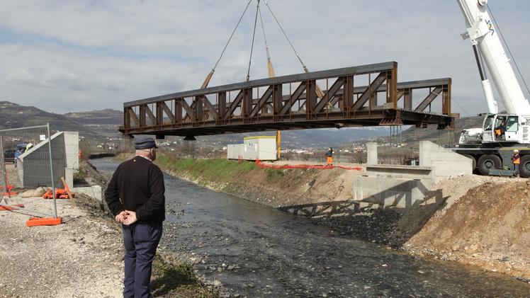 La posa del ponte di 26 tonnellate, passaggio sopra l’Alpone, al bacino Colombaretta, per permettere i lavori anti alluvione dell’Alpone AMATO