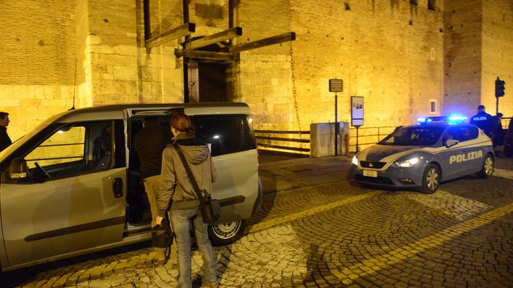 Auto della polizia davanti a Castelvecchio