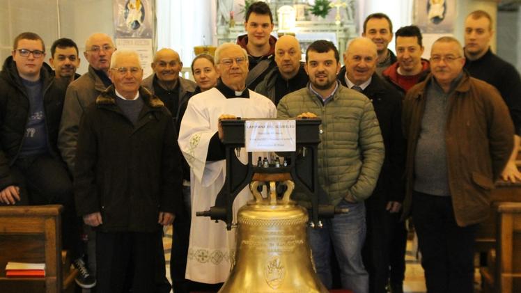 La nuova campana benedetta da mons. Luigi Magrinelli, presente la squadra campanaria di Illasi Cellore