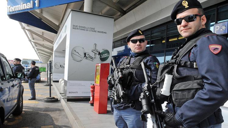 Bruxelles il giorno dopo: controlli della polizia e dell’esercito all’ingresso delle stazioni della metropolitanaControlli della polizia all’ingresso del terminal dell’aeroporto Catullo DIENNEFOTO