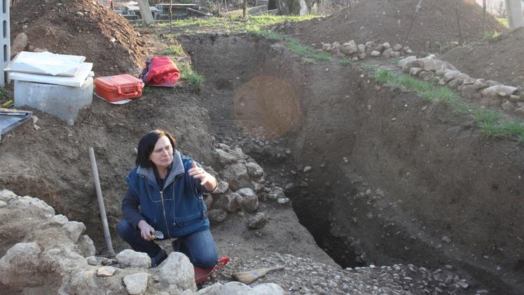 Gli archeologi al lavoro nella necropoli sotto la collina del Cariano
