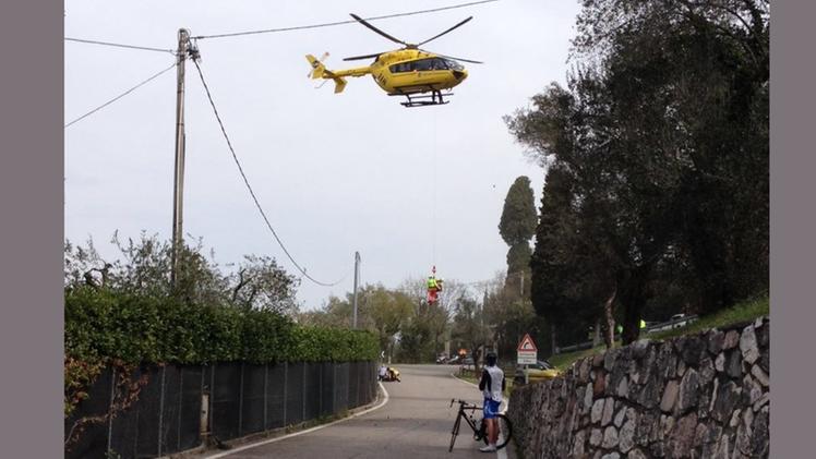 L'elicottero del 118 raccoglie il ferito (foto Musuraca)