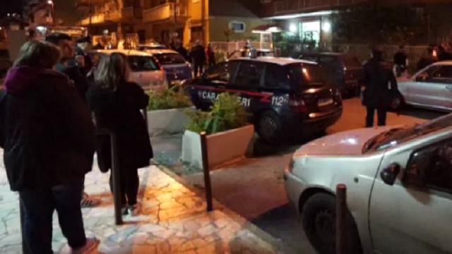 Un uomo di 67 anni è stato arrestato a Napoli con l'accusa di omicidio: ieri sera, ha strangolato a mani nude il figlio 42enne durante l'ennesima lite familiare. A dare l'allarme è stata la moglie dell'omicida, che ha chiamato la polizia. All'arrivo degli agenti la vittima era già morta