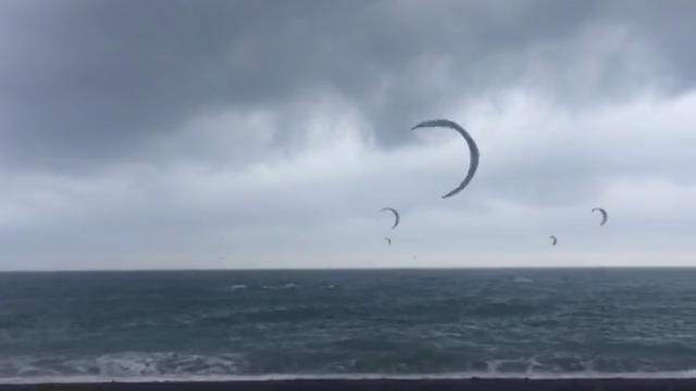 Il cielo è grigio e le raffiche sono forti, ma i kitesurfer genovesi non si spaventano: eccoli in azione davanti al lungomare di corso Italia.
