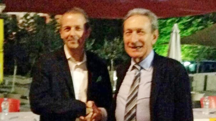 Il segretario provinciale della Lega Paolo Paternoster stringe la mano al candidato  Giovanni Pesenato