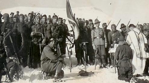 Giulio Ferrari, secondo da sinistra in piedi, con i suoi commilitoni