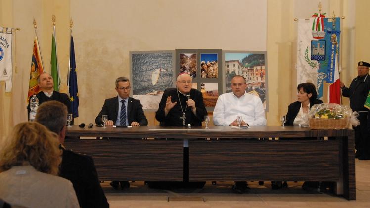 Il vescovo Zenti durante il suo intervento all’inaugurazione della stagione turistica FOTOSERVIZIO PECORA