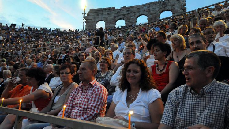 Spettatori in Arena per un’opera del festival lirico