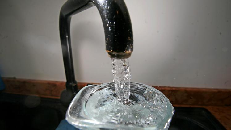 Acqua che esce dal rubinetto: a breve partirà lo screening sui Pfas 