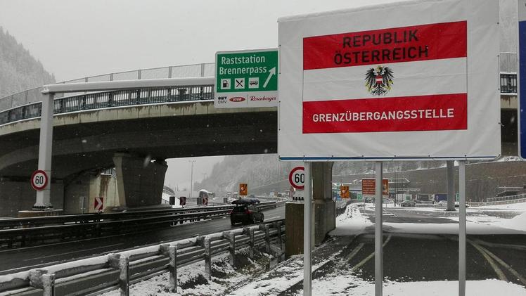 Il confine del Brennero: l’Austria inasprisce i controlli anti-migranti con ripercussioni in Italia e a Verona
