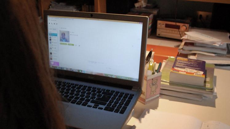 Una studentessa al computer su Skype FOTO PECORA