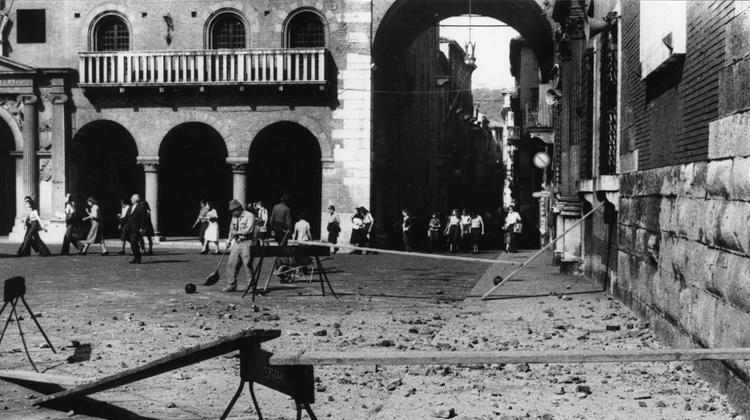 Danni per il terremoto in piazza Dante
