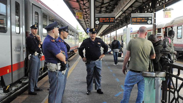 La polizia presidia il treno per Monaco