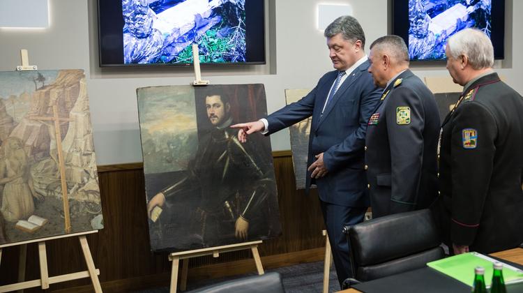 Il presidente ucraino, Poroshenko con le opere recuperate