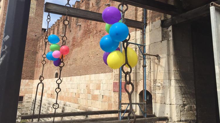 I palloncini appesi al'ingresso (foto Perlini)