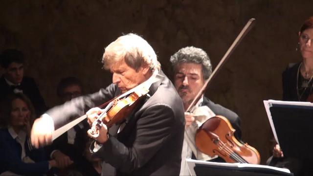 La musica secondo il grande violinista Uto Ughi in concerto al Teatro San Carlo. (emanuela vernetti)