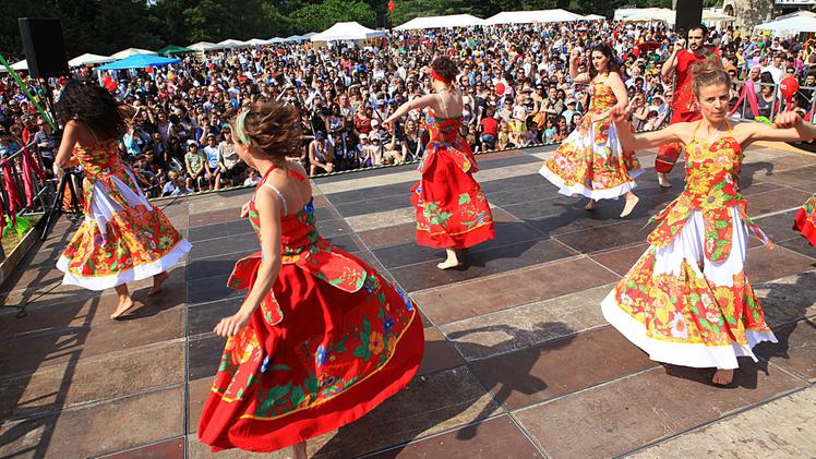Una danza in costume tipico durante una Festa dei popoli delle precedenti edizioni