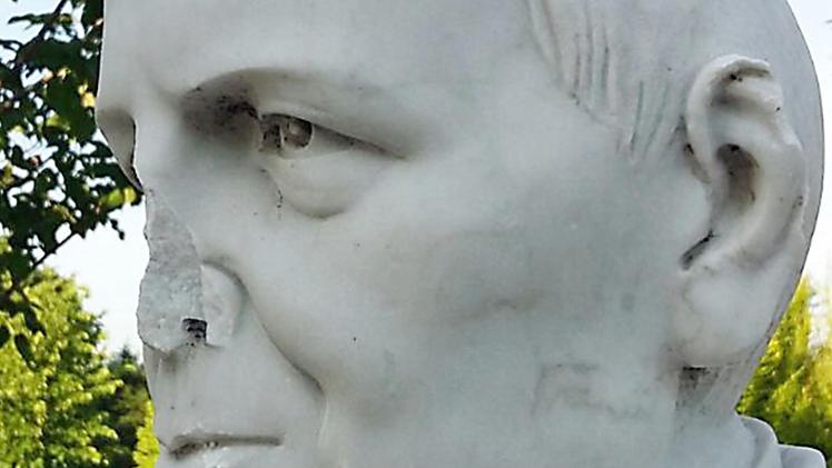 Il busto di don Angelo Righetti sfregiato dai vandali DIENNEFOTO