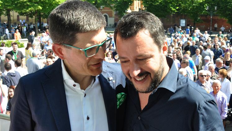 Matteo Salvini davanti al pubblico che ha assistito al suo comizio in piazza Scipioni, a Bovolone DIENNEFOTOIl leader leghista con il candidato sindaco Alessandro MinozziMatteo Salvini assediato di richieste di selfie ed autografi