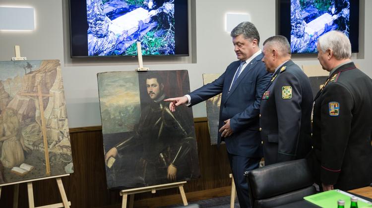 Il presidente ucraino Poroshenko con le opere rubate a Verona