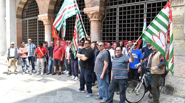 La protesta dei lavoratori davanti alla prefettura (foto Marchiori)
