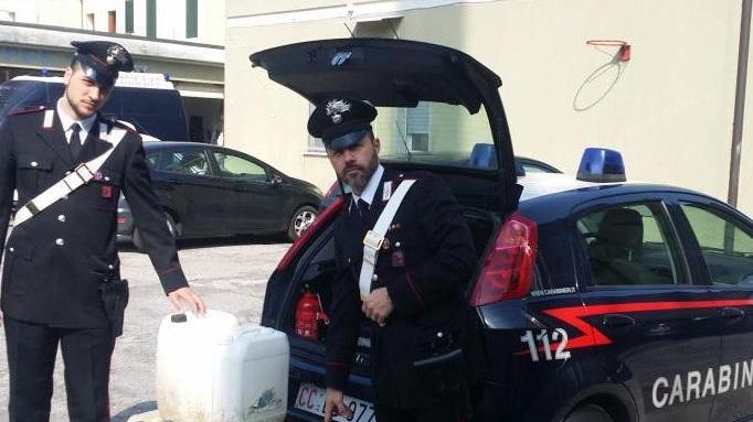 I carabinieri di Legnago con le taniche sequestrate al ladro 