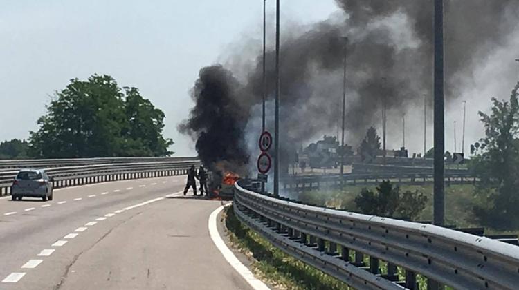 L'auto in fiamme in una foto inviata da un lettore