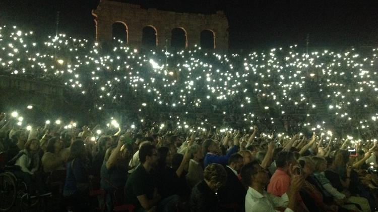 L'Arena illuminata per Adele