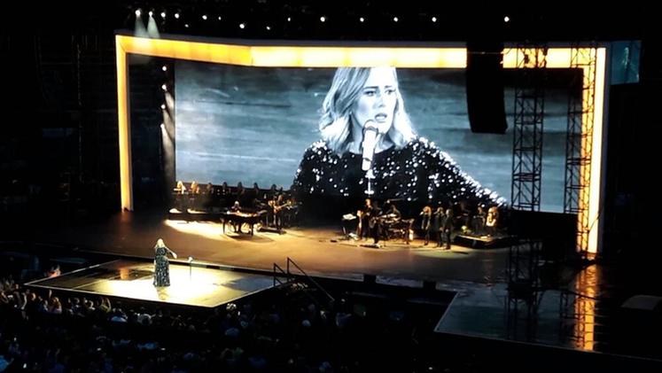 Adele durante il concerto in Arena di ieri sera
