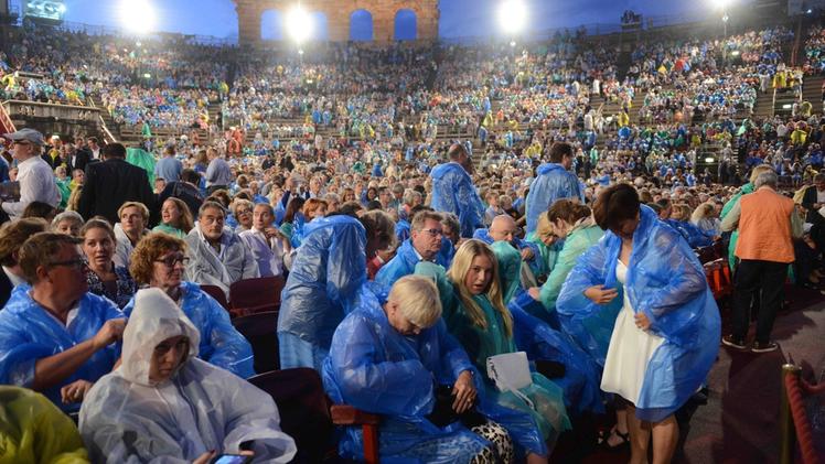 Spettatori sotto la pioggia in attesa di assistere ad Aida durante la stagione lirica dell’anno scorso
