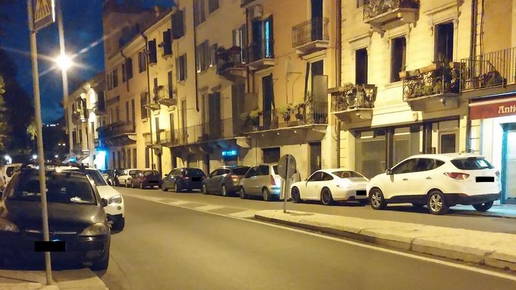 Auto parcheggiate sul marciapiede a Veronetta