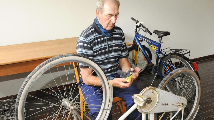 Il pensionato che insegna ai ragazzi a riparare le biciclette DIENNE