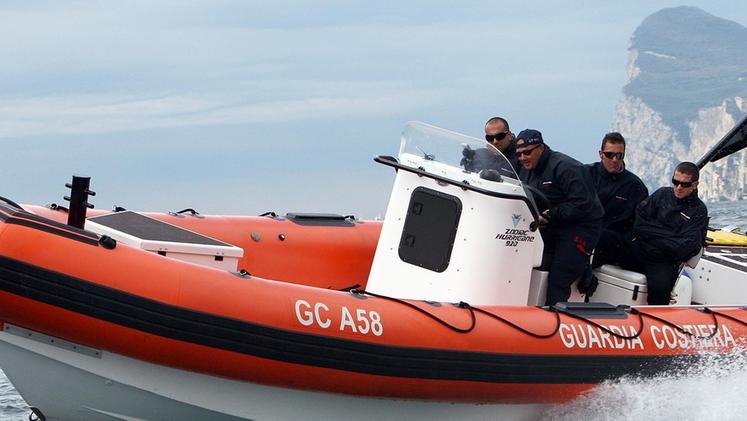 Il gommone della Guardia Costiera durante un intervento sul lago di Garda