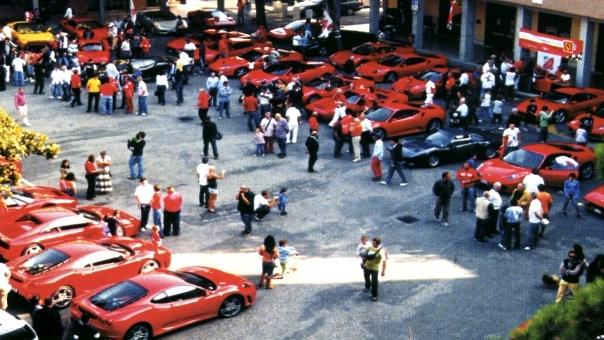 Un precedente raduno di Ferrari a Caldiero in piazza Marcolungo, ora però inagibile per lavori