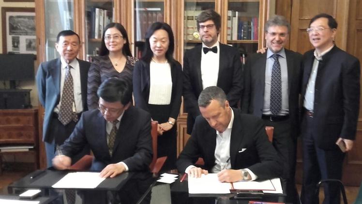 Il sindaco Tosi e Yin Weidong firmano l’accordo in municipio