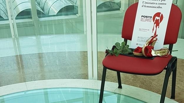 La sedia rossa all’ospedale in memoria delle donne uccise