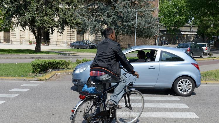 Spesso critica la coabitazione di biciclette e auto nelle strade della città