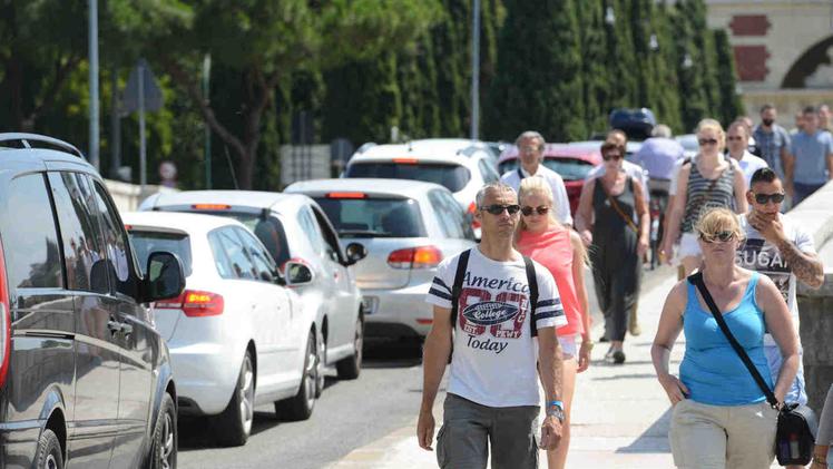 Turisti dal parcheggio ex Gasometro, traffico di auto, ciclisti sulla ciclabile: ponte Aleardi è diventato insufficiente come porta di accesso al centro