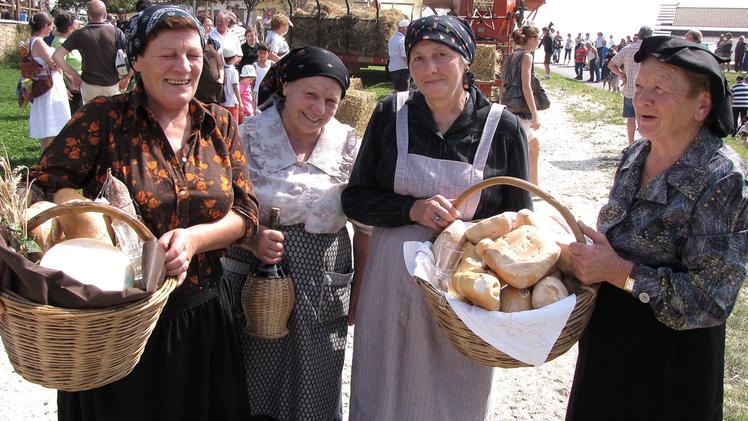 Donne in abiti tradizionali a una festa a Velo